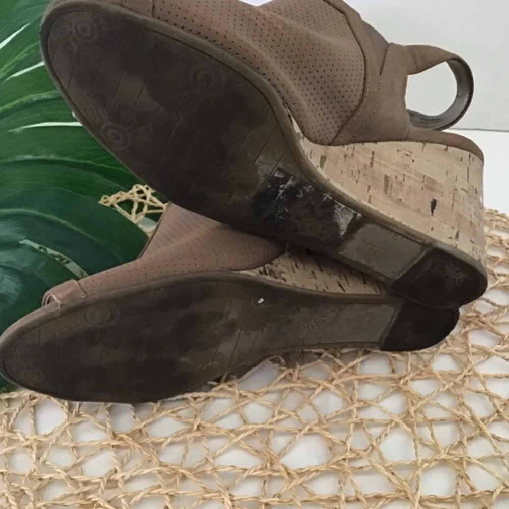 Life Stride Simply Comfort Camilla tan and cork peep toe wedge shoes 7-1/2